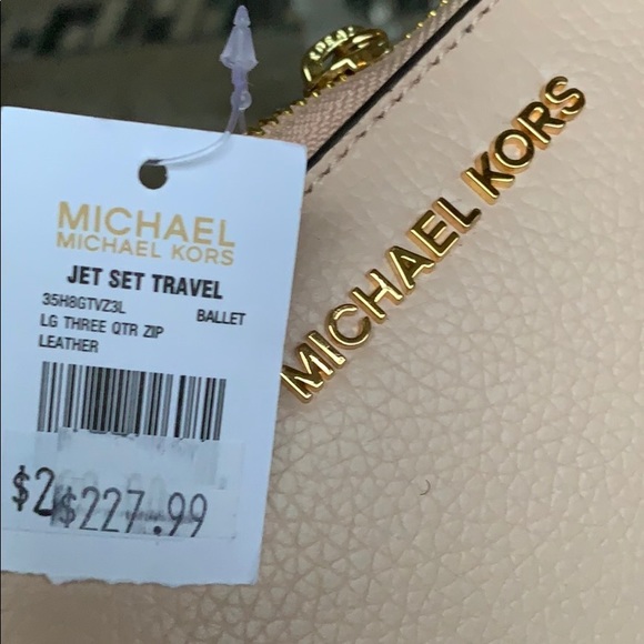 Michael Kors Jet Set Lg Three QTR Zip Wallet - Picture 9 of 16